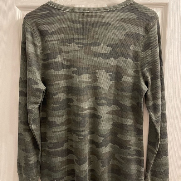 Lucky 🍀 Brand camo Henley T size L - Picture 3 of 5
